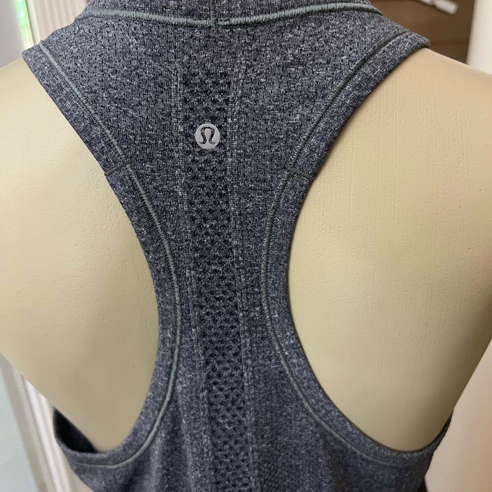 Lululemon - Picture 4 of 7